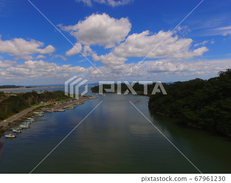 與海灣路，天空，白色云無人機（宮城縣東松島市宮裡寺Kushikiyama）的鳥瞰圖 67961230