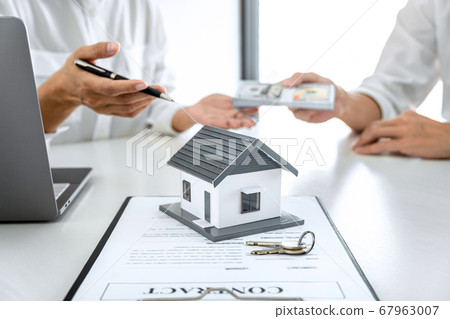 Home for rent, Broker agent presenting and consult Home for rent, Broker agent presenting and consult 67963007