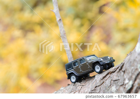 在崎rough不平的道路上行駛的汽車 67963657