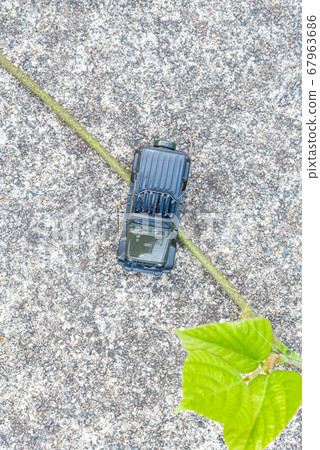 在崎rough不平的道路上行駛的汽車 在崎rough不平的道路上行駛的汽車 67963686