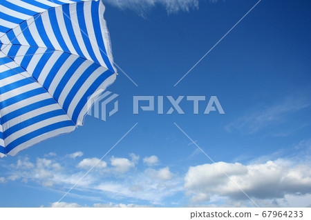 陽傘夏日的天空 陽傘夏日的天空 67964233