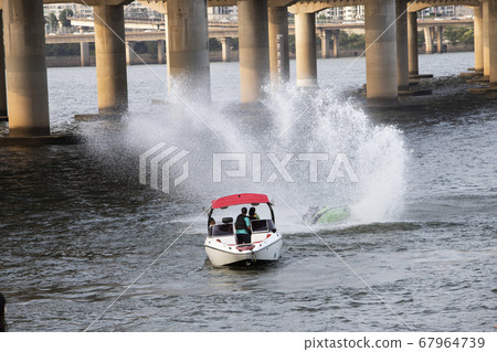 漢江上享受水上休閒運動的人們 漢江上享受水上休閒運動的人們 67964739