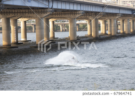 一個男人在漢江上騎噴氣船 一個男人在漢江上騎噴氣船 67964741