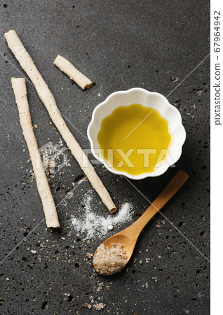 Homemade italian grissini with salt 67964942