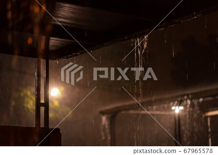 從車庫看到的住宅區大雨 67965578