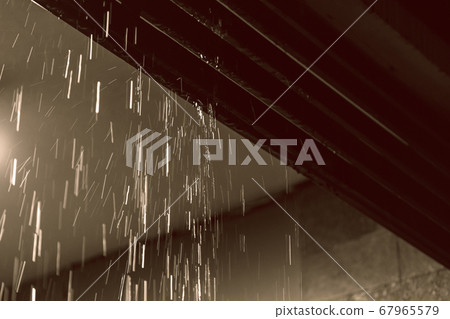 大雨從屋頂上滴下來 67965579
