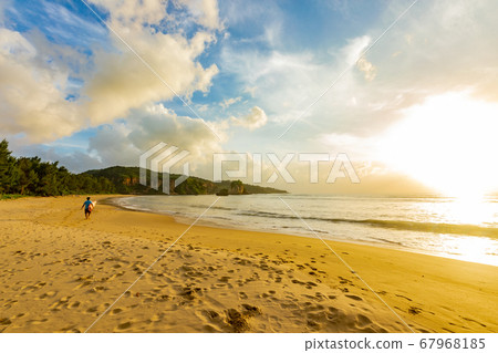 Coast of sunset 67968185