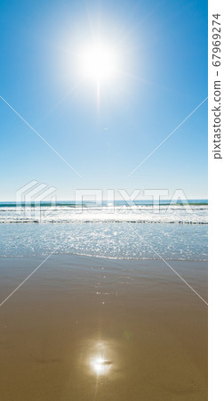 bright sun over Santa Monica beach 67969274