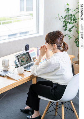 思維在遠程辦公中的年輕女子 思維在遠程辦公中的年輕女子 67969345