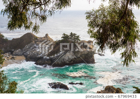 Big Sur coastline under a grey sky 67969433