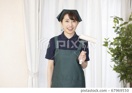 女工做家務與地毯清潔劑 67969550