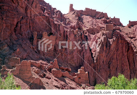 Ruins of Shahr e Zohak fortress on top of red cliffs near to Bamyan (Bamiyan), Afghanistan. Also Shahr e Zuhak fort, Zuhak City or The Red City, a citadel near Bamyan (Bamiyan) in central Afghanistan. Ruins of Shahr e Zohak fortress on top of red cliffs near to Bamyan (Bamiyan), Afghanistan. Also Shahr e Zuhak fort, Zuhak City or The Red City, a citadel near Bamyan (Bamiyan) in central Afghanistan. 67970060