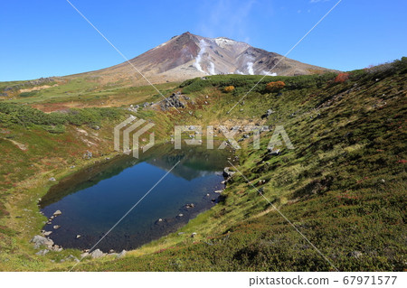 Hokkaido Higashikawa Autumn Asahidake mortar pond 67971577