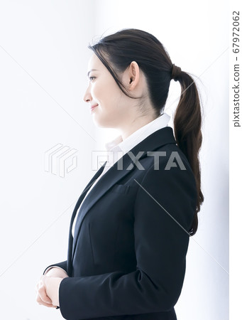 微笑的女商人 67972062