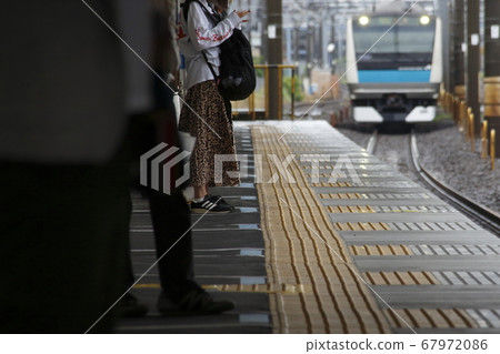 Smartphone operation at the station (in Saitama prefecture) Smartphone operation at the station (in Saitama prefecture) 67972086