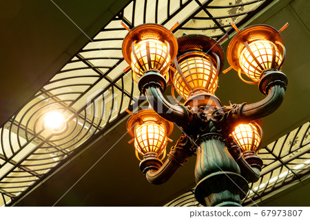 東京日本橋夜間照明的這座橋的路燈 67973807