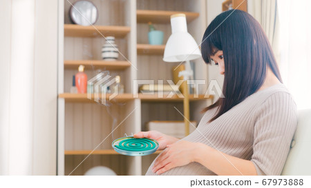 Mosquito coil incense pregnant woman smoke smoke copy space 16:9 67973888
