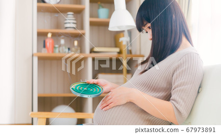 Mosquito coil incense pregnant woman smoke smoke copy space 16:9 67973891
