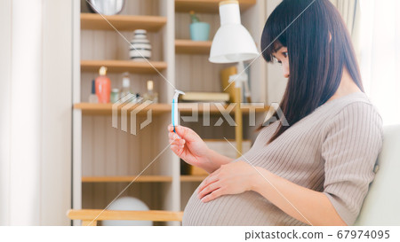 T-shaped razor pregnant woman waste hair treatment copy space 16:9 67974095