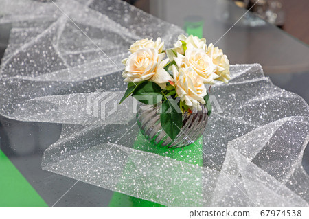 White Roses Vase 67974538