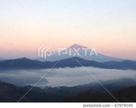 日出時的富士山 67979590
