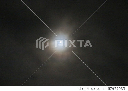 多雲的天空中的月光 多雲的天空中的月光 67979985