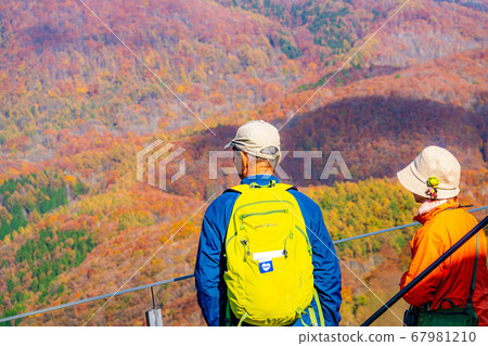 Mountaineers watching the autumn leaves [Nagano Prefecture] 67981210