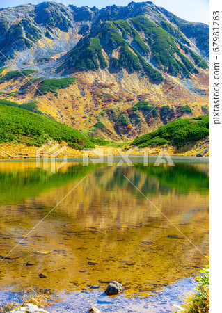 Great view of autumn Murodo and Mikurigaike [Toyama Prefecture] 67981263