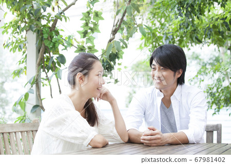 夫婦在露台上聊天 67981402