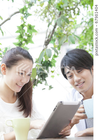 夫婦看平板電腦 67981404