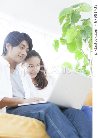 新婚夫婦使用筆記本電腦 新婚夫婦使用筆記本電腦 67981435