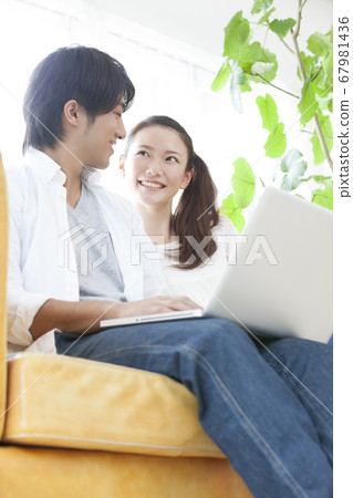 新婚夫婦使用筆記本電腦 新婚夫婦使用筆記本電腦 67981436