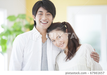 新婚夫婦面帶微笑 67981657