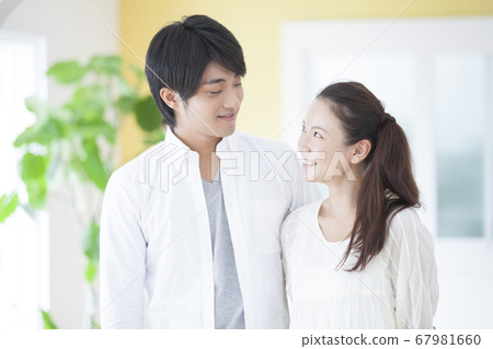 新婚夫婦面帶微笑 67981660