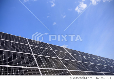 太陽電池板和藍天 67982004