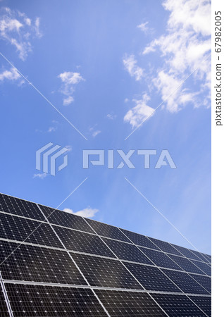 太陽電池板和藍天 太陽電池板和藍天 67982005