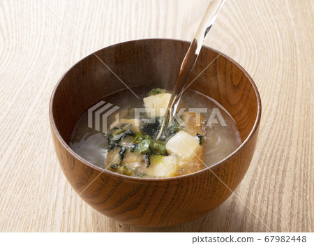 Pour hot water into freeze-dried miso soup Pour hot water into freeze-dried miso soup 67982448