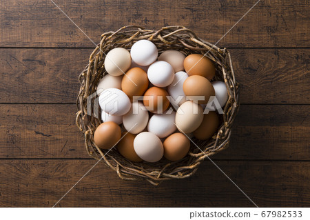 雞蛋放在籃子裡 67982533