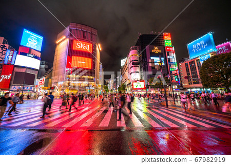 << Tokyo >> Rainy Tokyo-Shibuya Scramble Crossing 67982919