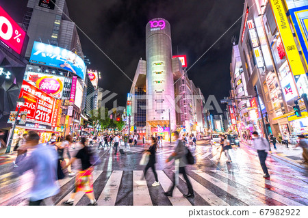 << Tokyo >> Rainy Tokyo-Shibuya Scramble Crossing 67982922