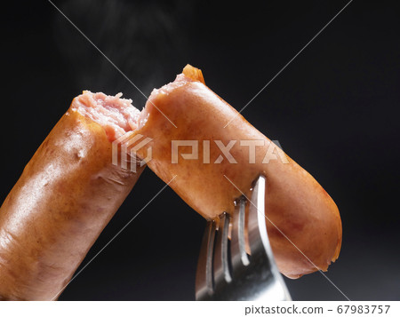 脆皮香腸的橫截面 67983757