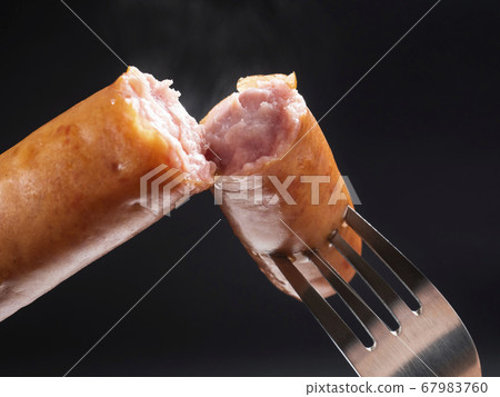 脆皮香腸的橫截面 67983760