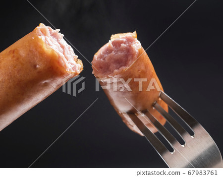 脆皮香腸的橫截面 脆皮香腸的橫截面 67983761