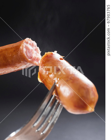 脆皮香腸的橫截面 67983765