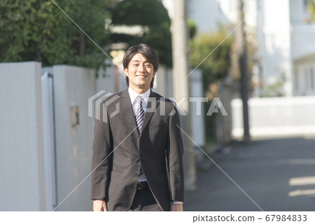 走在鎮裡的商人 67984833