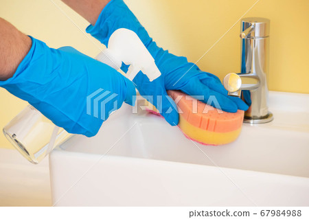 As a measure to prevent new coronavirus infection, disinfect the faucet of the washbasin 67984988