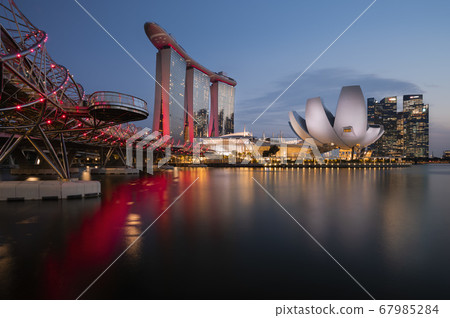 Singapore's landmark and skyline at night with city lights Singapore's landmark and skyline at night with city lights 67985284