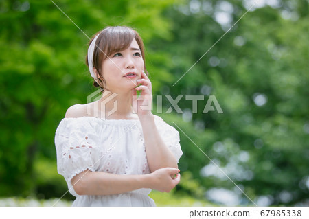 綠色的亞洲女人(擔心/懷疑) 綠色的亞洲女人(擔心/懷疑) 67985338