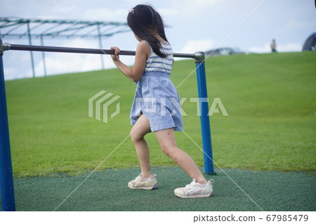 Girl playing a bar 67985479