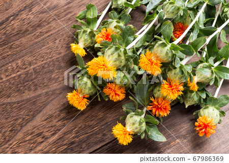 紅花花暗棕色的桌子上 紅花花暗棕色的桌子上 67986369